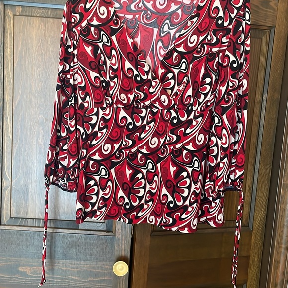 Sere Nade 1X Red V-Neck Top with Sleeves to Elbow Crease. - Picture 6 of 9